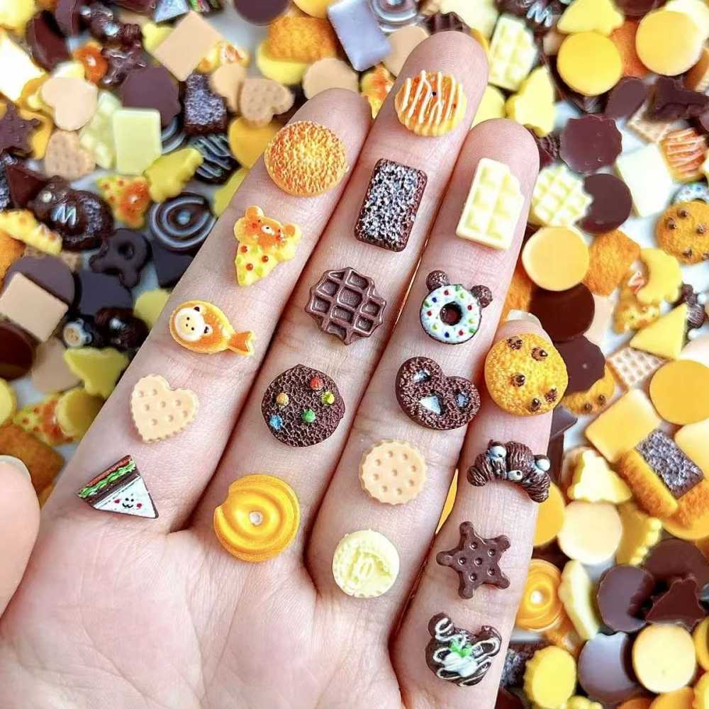 10pcs Simulation Mini Resin Food Bread Chocolate Pendant Decoration Kitchen Toys DIY Miniature Model for Crafts DIY Home Decor