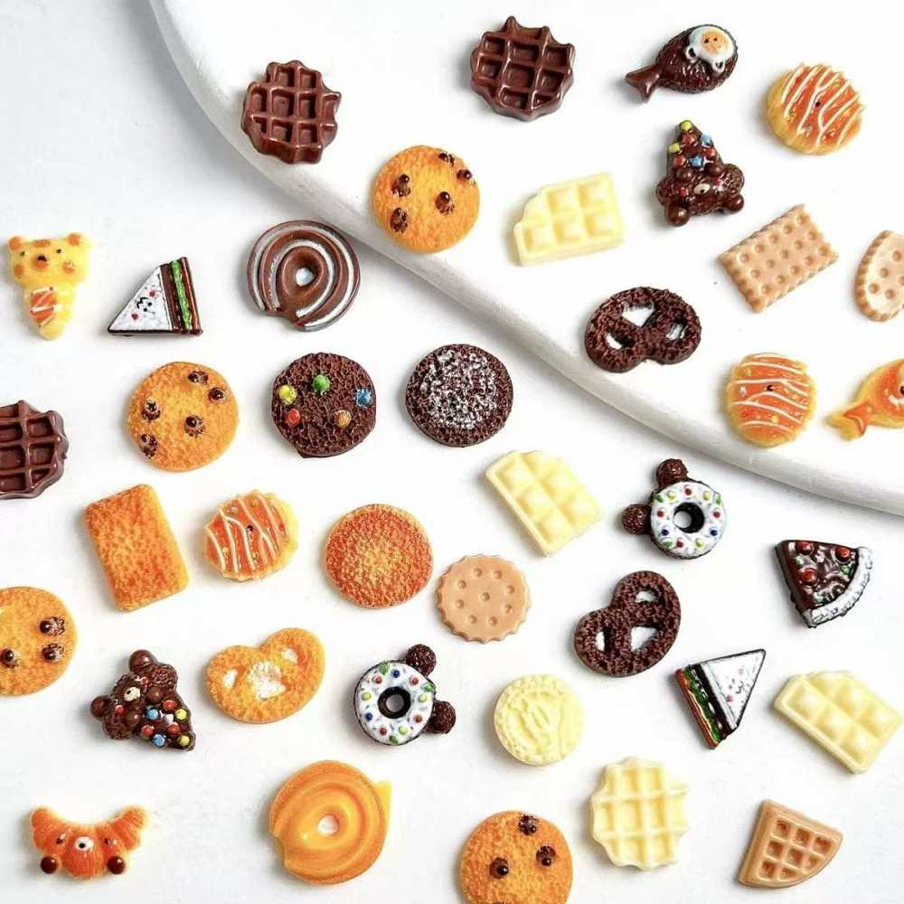 10pcs Simulation Mini Resin Food Bread Chocolate Pendant Decoration Kitchen Toys DIY Miniature Model for Crafts DIY Home Decor